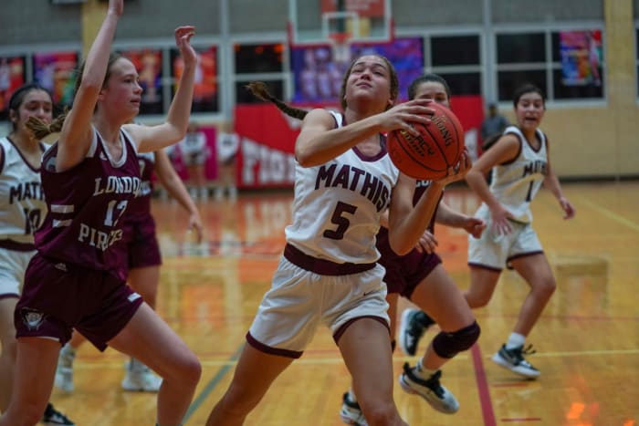 mathis-london-girls-basketball-playoffs00106